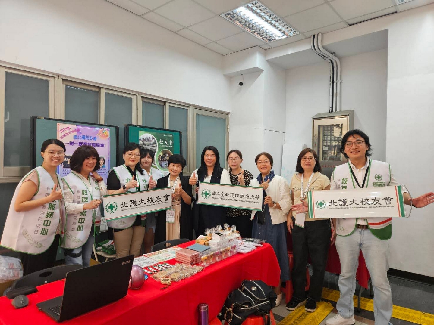  [圖說] 北護大校園徵才博覽會熱鬧登場，校友會設置專屬攤位，熱情歡迎準畢業生加入校友大家庭。 蔡庚甫