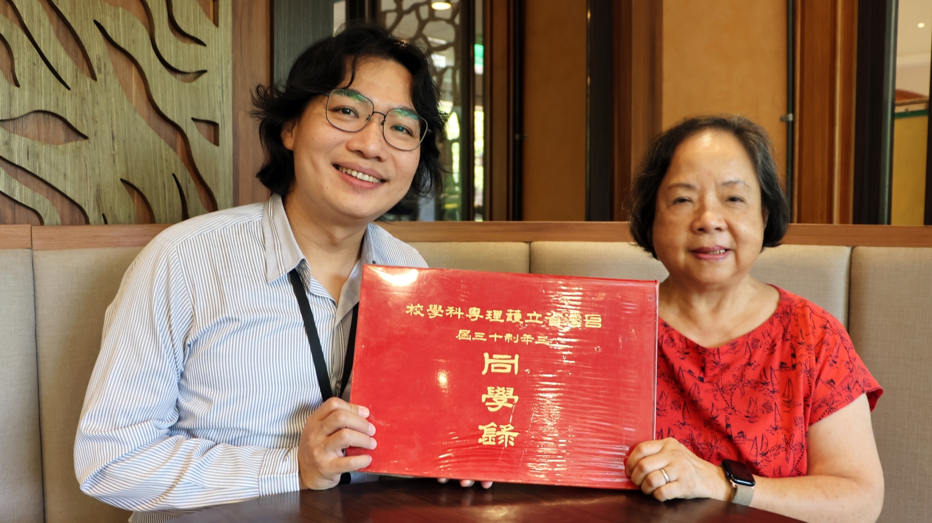 校友服務中心蔡庚甫專員(左)專程拜訪資深校友黃瑞玉學姐(右)，除接受學姐回贈當年的畢業紀念冊外，也代表學校送上誠摯問候。