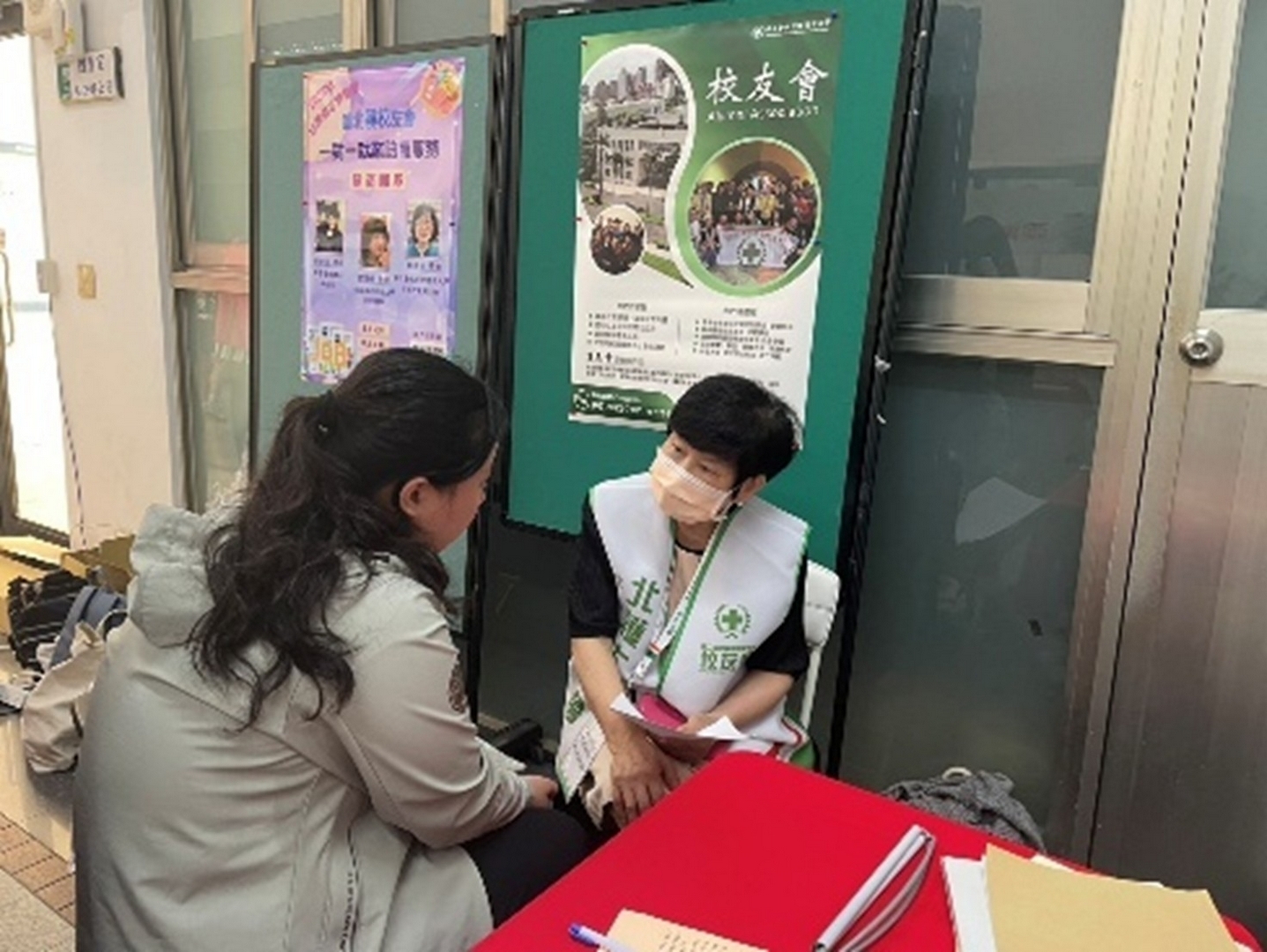 [圖說] 透過面對面的解說，讓準畢業生了解加入校友會的權益，現場申辦入會情形踴躍。