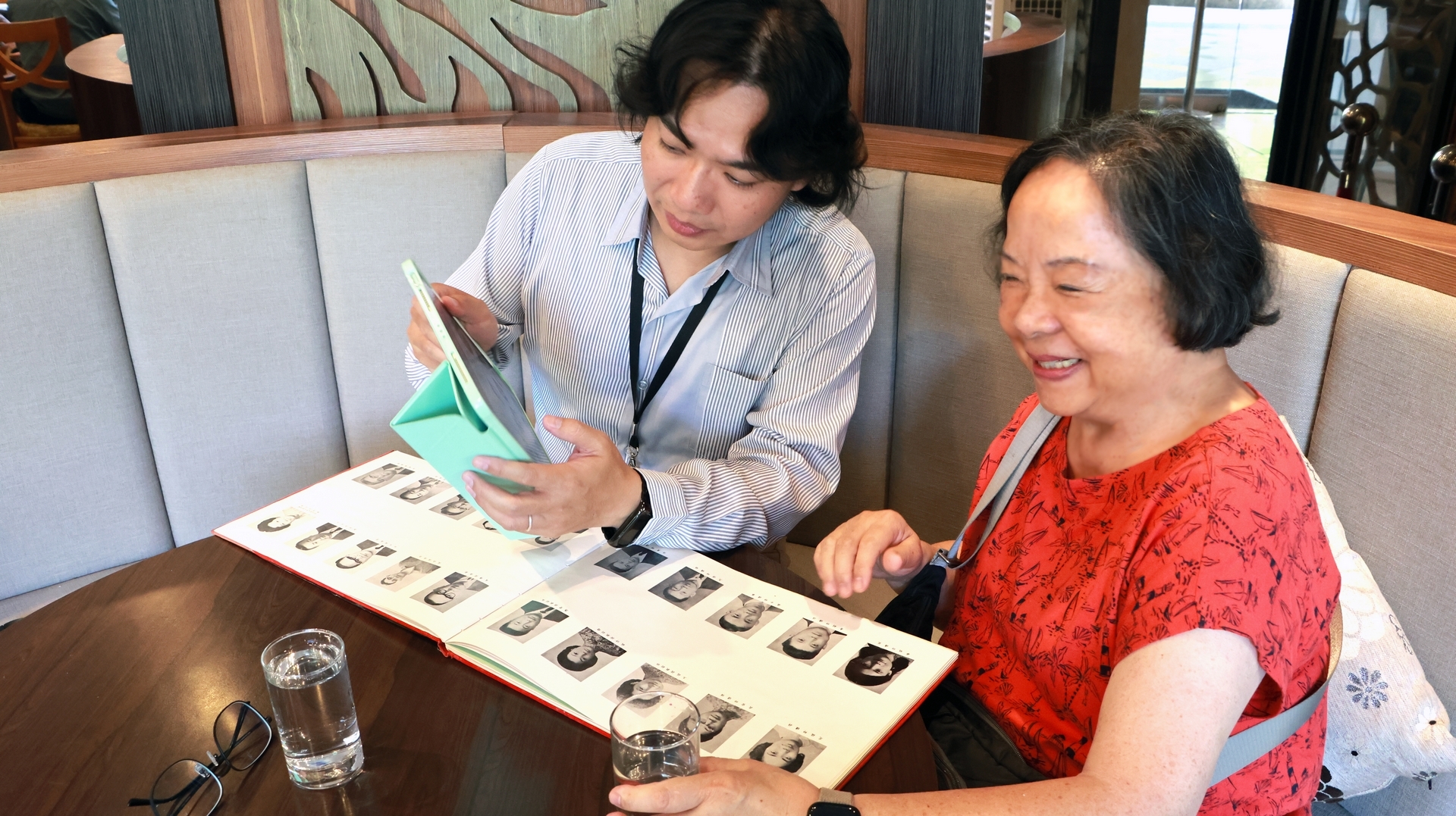 黃瑞玉學姐翻閱著當年的畢業紀念冊，泛黃的書頁中承載著滿滿的青春回憶。