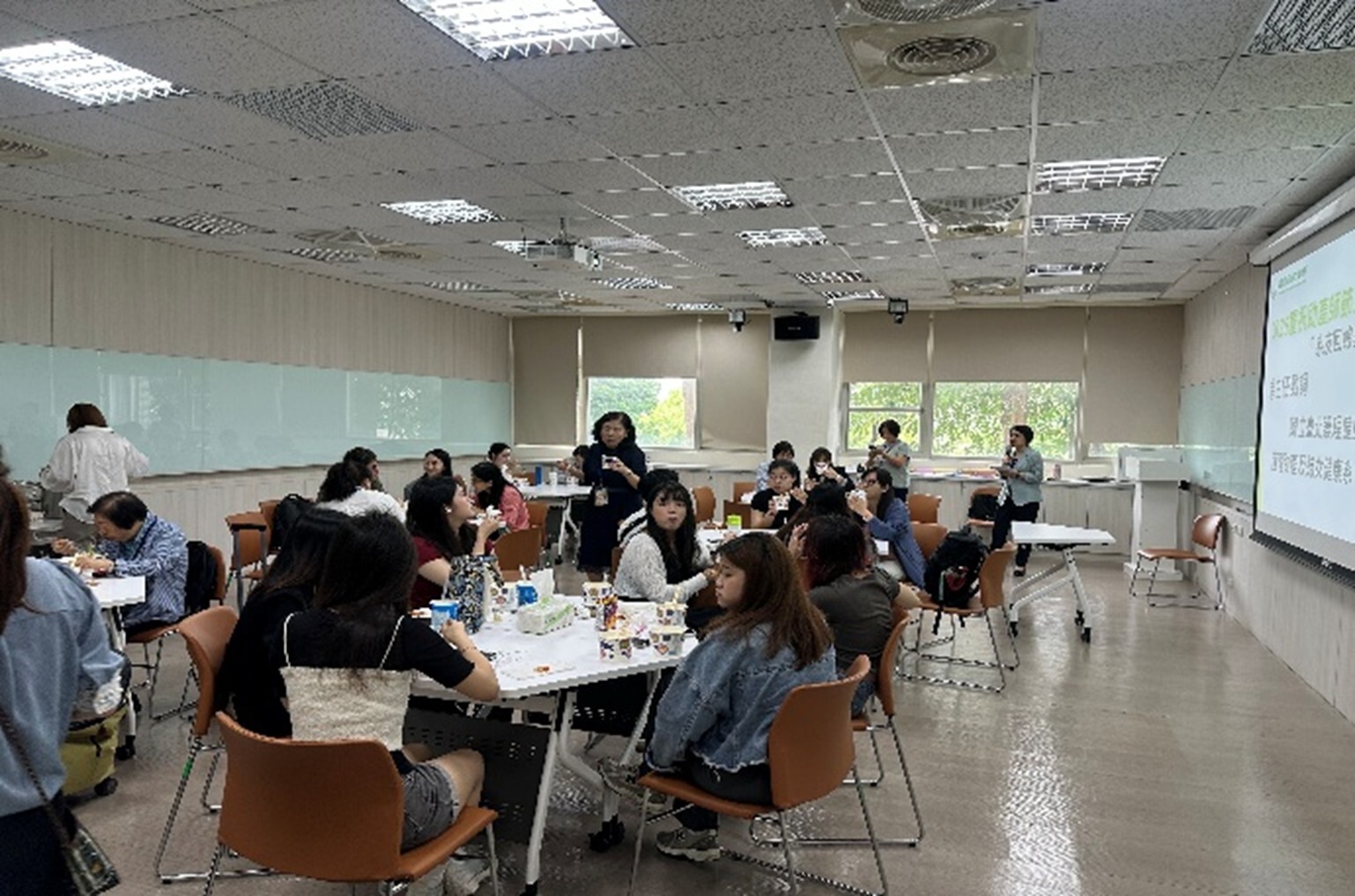  [圖說] 歡慶國際助產師節，助產系舉辦系友回娘家活動，畢業校友熱情返校，場面溫馨熱鬧。