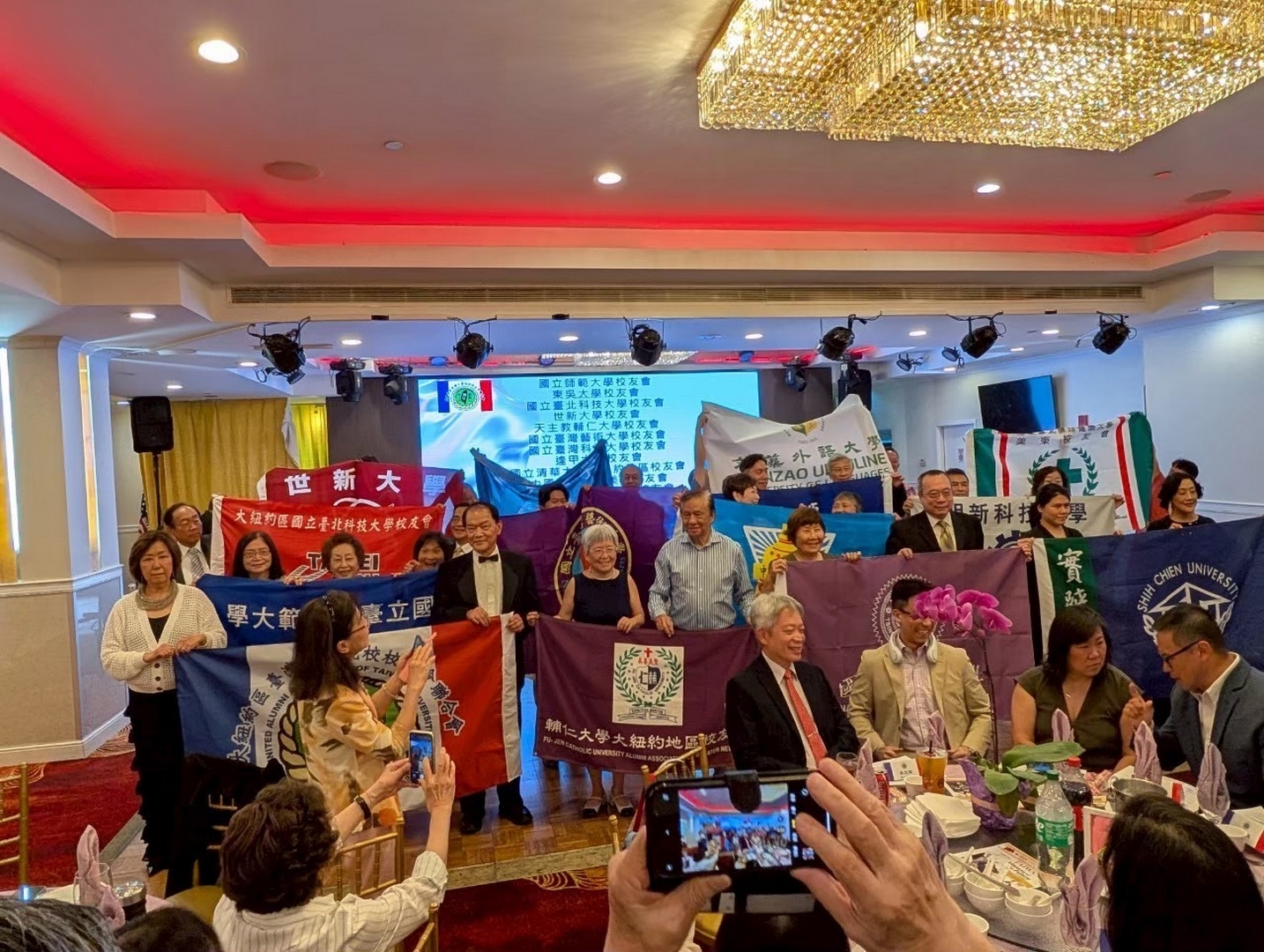 【圖說】美東校友會正式加入「大紐約校友會聯合會」，與當地各界僑領交流互動，大幅提升母校在美東地區的能見度與影響力。