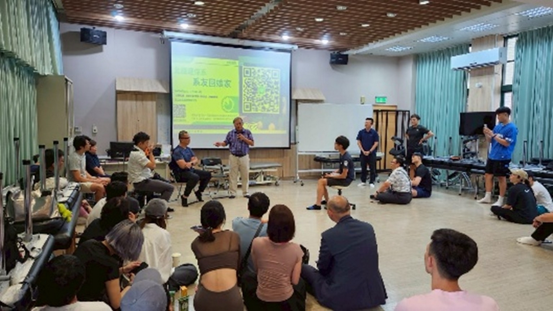 [圖說] 許久不見的運保人與 黃俊清副校長 開心話家常，回憶當年在訓練室與球場上的汗水與歡笑。