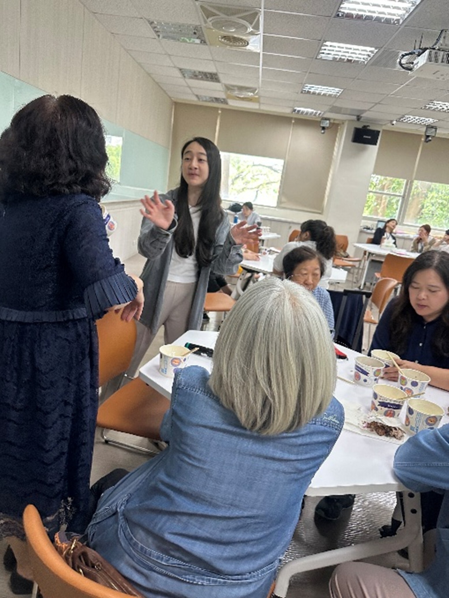 [圖說] 許久不見的師生開心閒話家常，現場笑聲不斷，氣氛融洽。