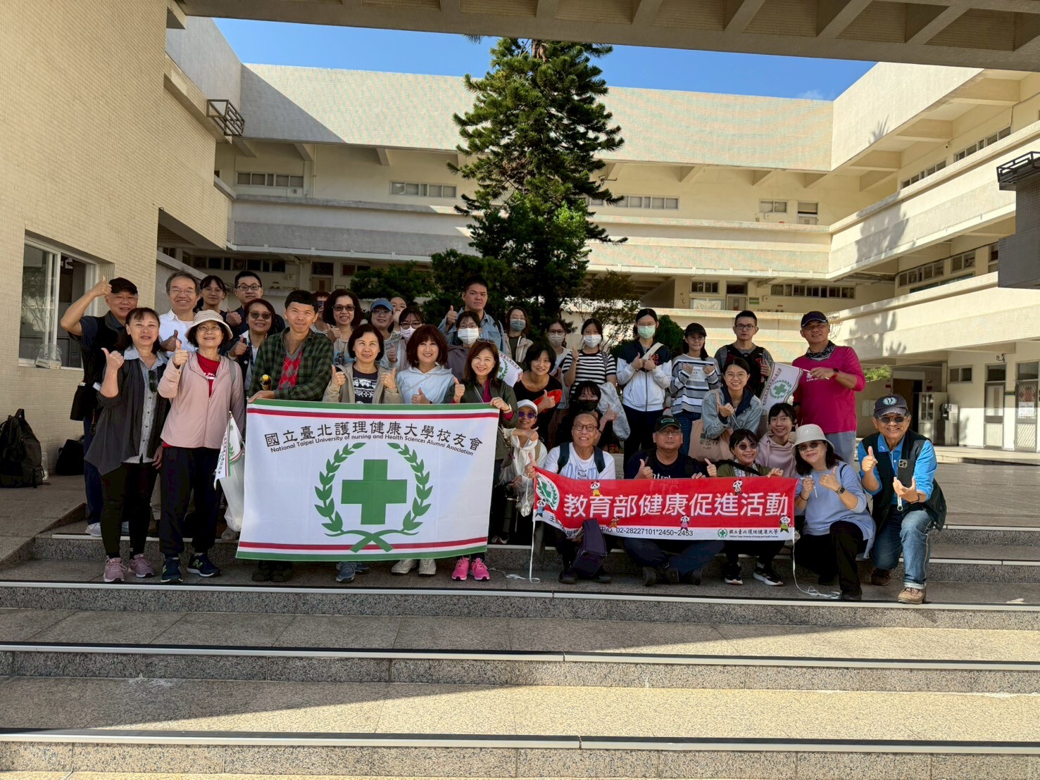 校友會理監事與師長校友們於行政大樓前精神抖擻地集合出發