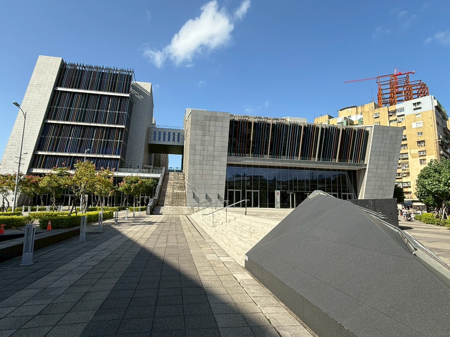 隊伍行經「臺灣戲曲中心」，校友們駐足欣賞獨特的建築美學與裝置藝術。