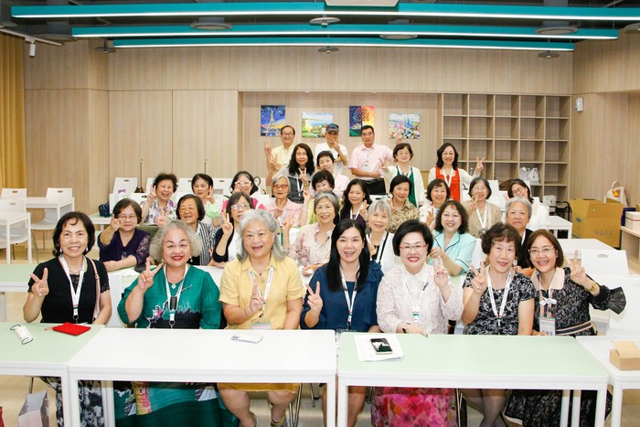 02.校友夥伴與校長合影圖片