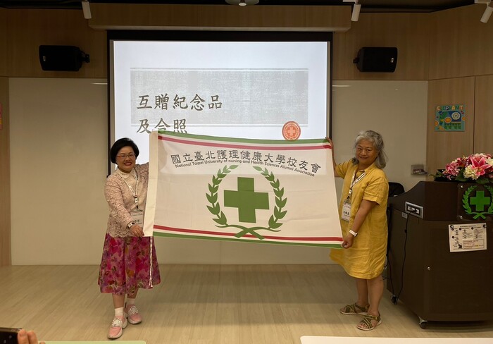 07.方芳理事長贈與南加州校友會會長 校友會會旗圖片